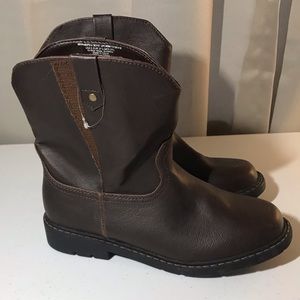 Boys or girls Brown Boots Size 5. New with tags.